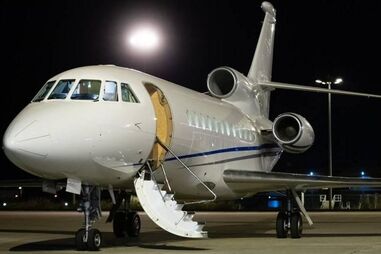 Novo Falcon 900 da Força Aérea após aterragem na Portela