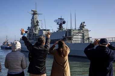 Familiares estiveram no Alfeite para se despedirem dos militares 