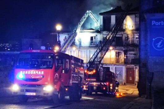 Incêndio destrói prédio no Porto e deixa 13 pessoas desalojadas. Há um ferido