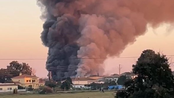Incêndio deflagra em armazém no Pinhal Novo