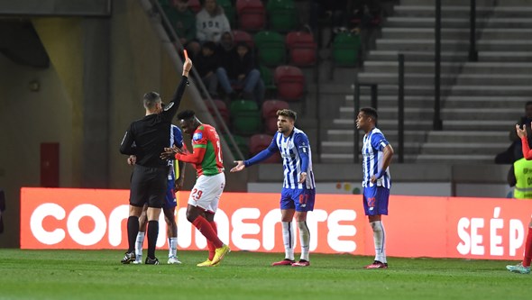Bernardo Folha estreia-se a titular no FC Porto e acaba expulso aos 38 minutos