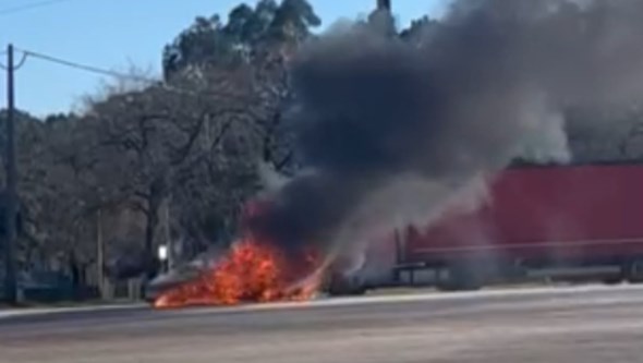Carro consumido pelas chamas dentro de parque do Santuário de Fátima