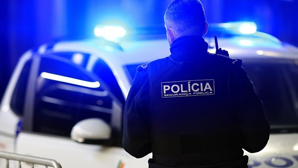 Homem baleado por ocupantes de carro em andamento na Arrentela