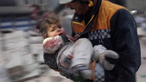 Criança resgatada com vida dos escombros do sismo que atingiu a Turquia e Síria