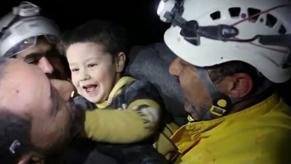 A felicidade de um menino sírio resgatado dos escombros após sismo