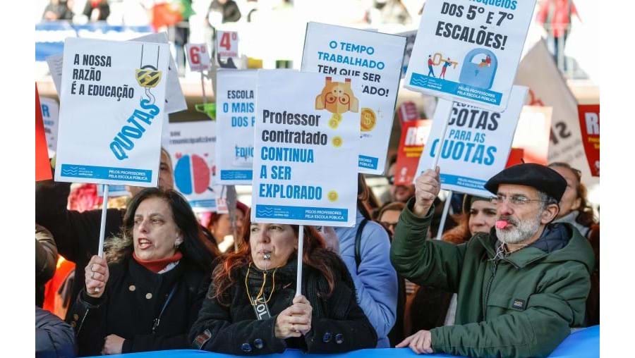 Professores protestam em frente ao Ministério da Educação