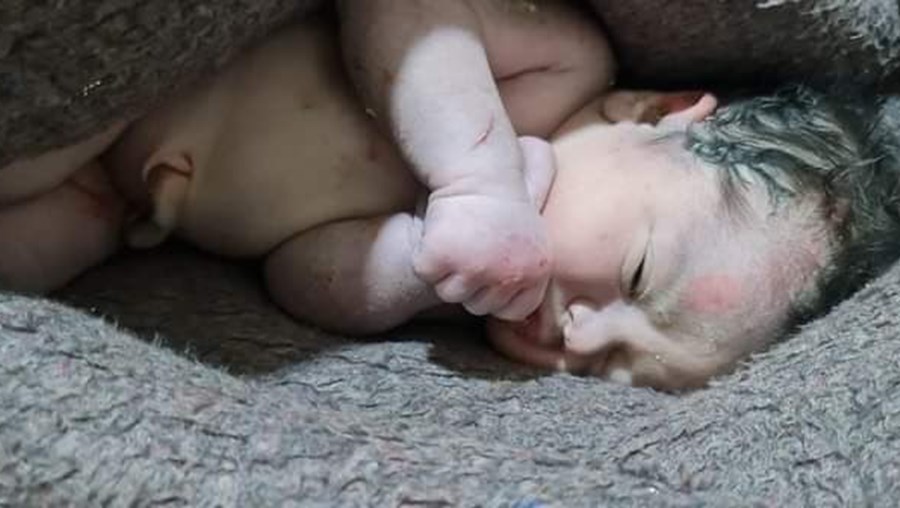Bebé foi resgatado após ser encontrado nos escombros de um edifício que desabou na Síria