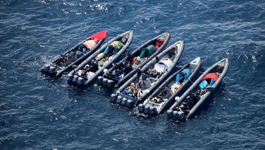 Imagem captada por um P3 da Força Aérea, no Mediterrâneo, mostra embarcações à espera da luz verde para ‘corrida’  até à costa