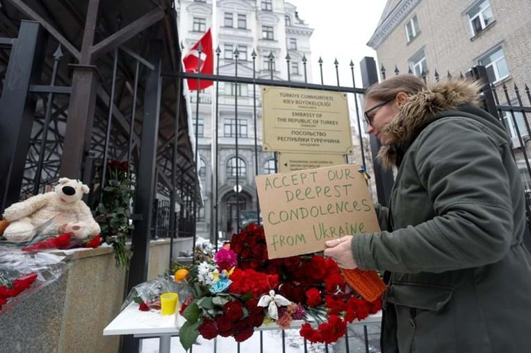 Ucranianos homenageiam as vítimas dos sismos que abalaram a Turquia e a Síria