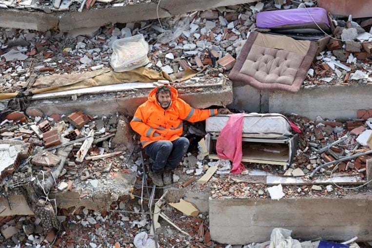 Pai segura a mão da filha nos escombros dos sismos na Turquia