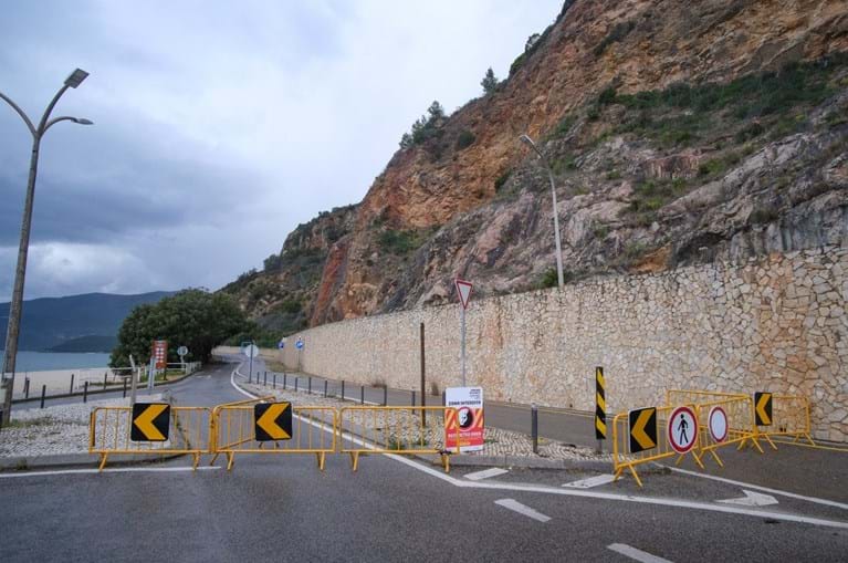 Câmara de Setúbal encerrou troço de estrada da Arrábida devido a risco de derrocada