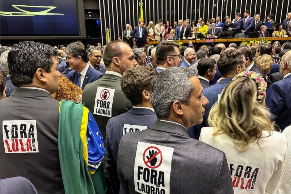 Bolsonaristas protestam contra Lula durante posse no Congresso