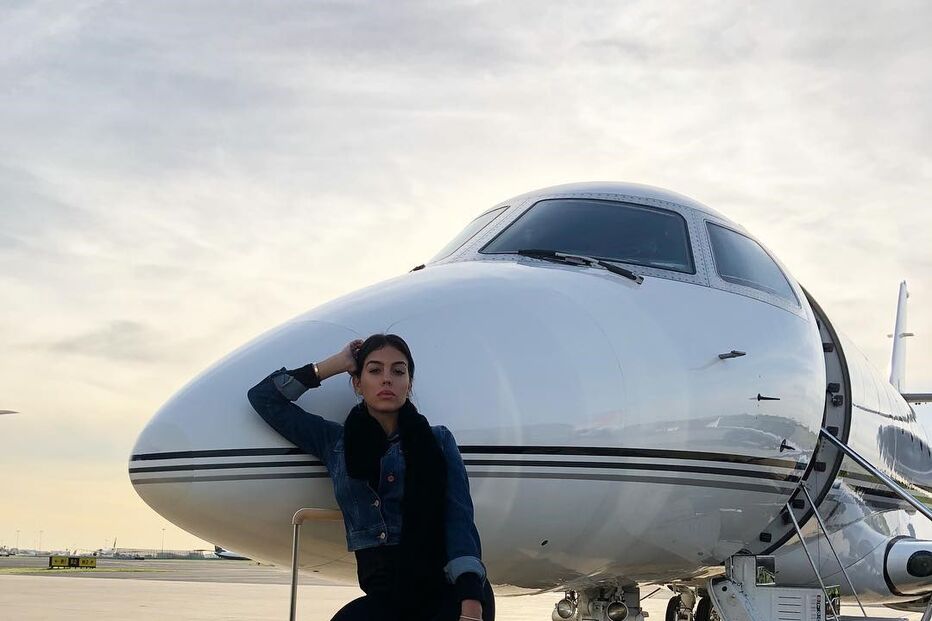 A modelo pousa em frente ao avião privado do namorado