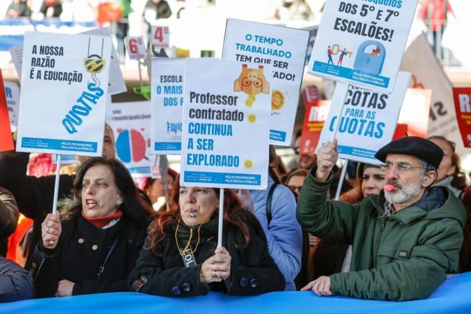 Professores protestam em frente ao Ministério da Educação