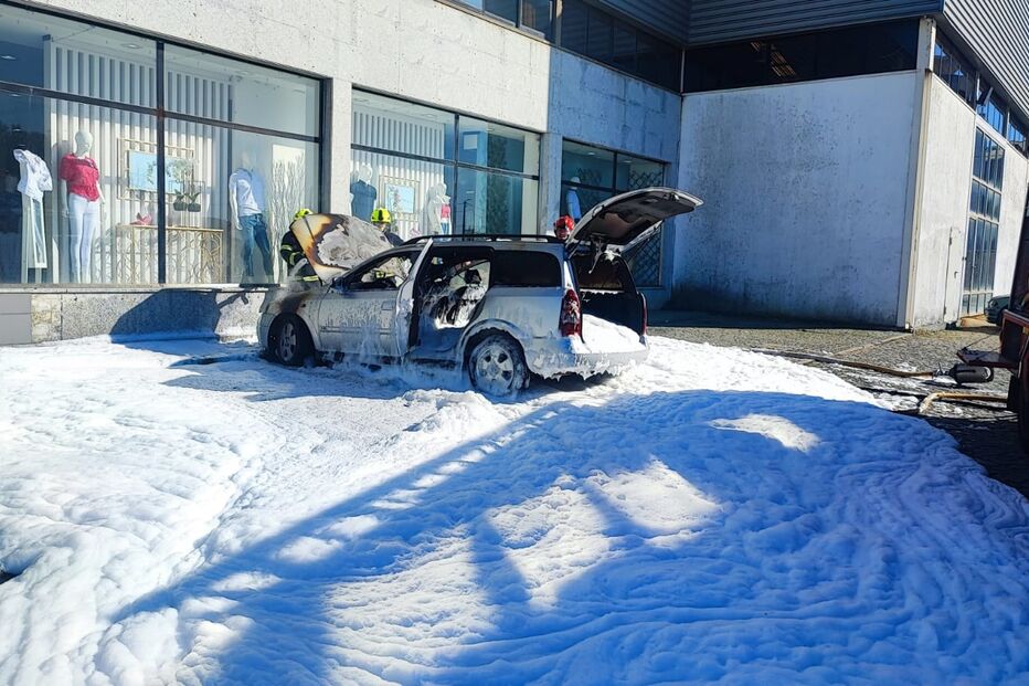 Carro fica parcialmente destruído após incêndio em Gaia