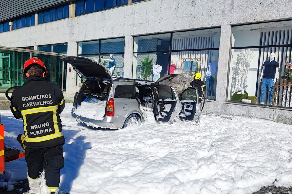 Carro fica parcialmente destruído após incêndio em Gaia