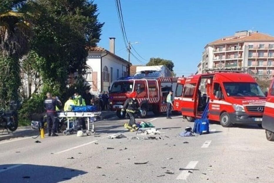 Duas pessoas gravemente feridas após colisão entre dois carros em Anadia
