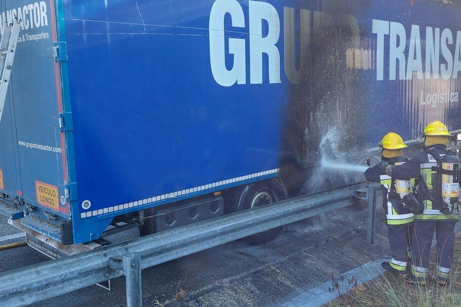 Incêndio destrói parcialmente camião de transporte em Ovar