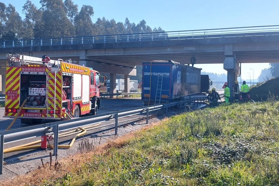 Incêndio destrói parcialmente camião de transporte em Ovar