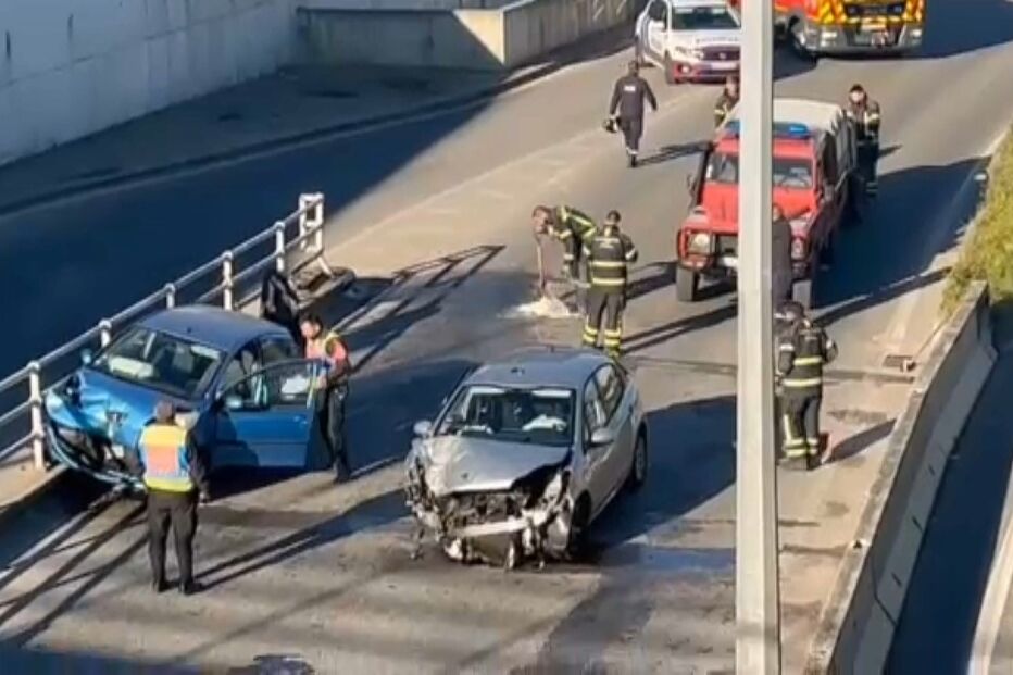 Colisão entre dois carros corta acesso a túnel perto do centro comercial Colombo em Lisboa