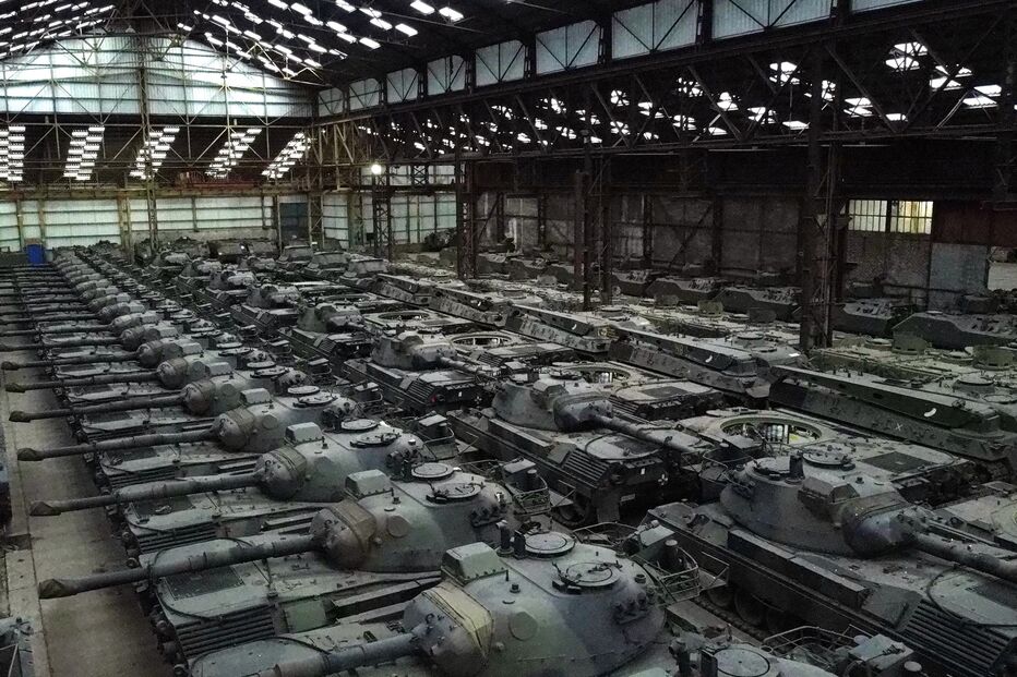 Dezenas de tanques Leopard 1 de fabrico alemão em Tournai, Bélgica