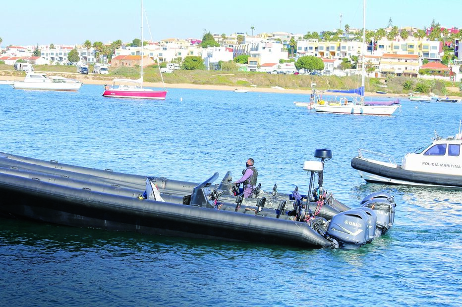 Lanchas rápidas apreendidas pela Autoridade Marítima a chegarem a Portimão 