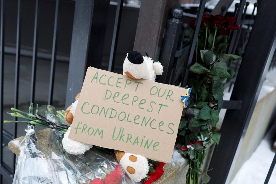 Ucranianos homenageiam as vítimas dos sismos que abalaram a Turquia e a Síria