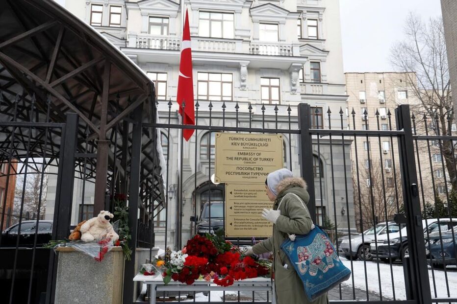 Ucranianos homenageiam as vítimas dos sismos que abalaram a Turquia e a Síria