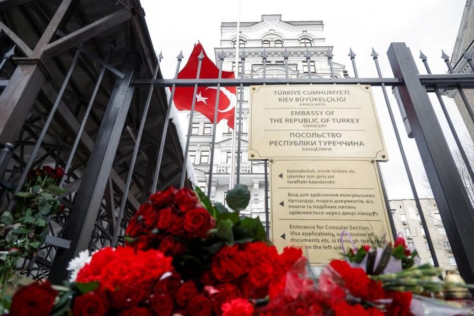 Ucranianos homenageiam as vítimas dos sismos que abalaram a Turquia e a Síria