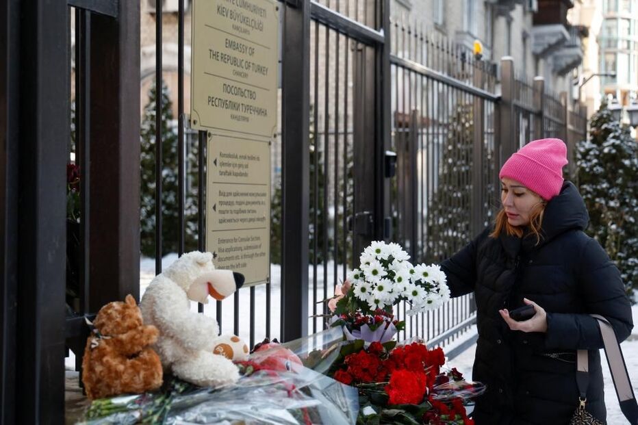 Ucranianos homenageiam as vítimas dos sismos que abalaram a Turquia e a Síria