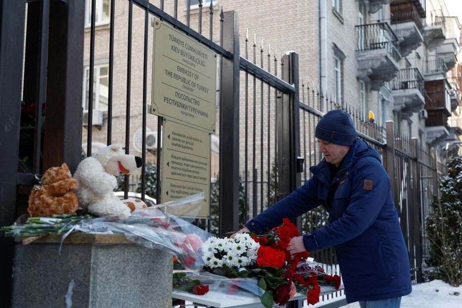 Ucranianos homenageiam as vítimas dos sismos que abalaram a Turquia e a Síria
