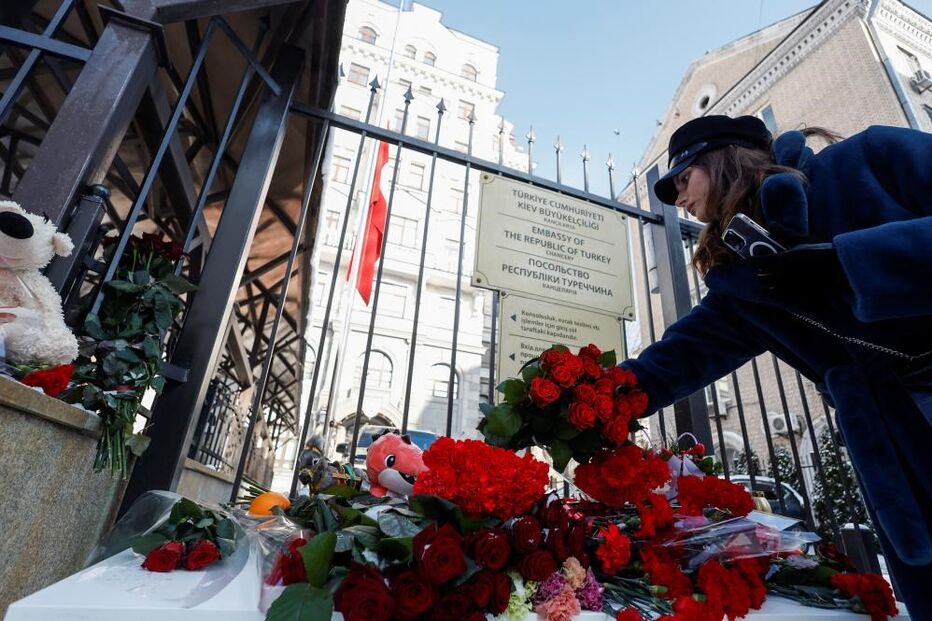Ucranianos homenageiam as vítimas dos sismos que abalaram a Turquia e a Síria