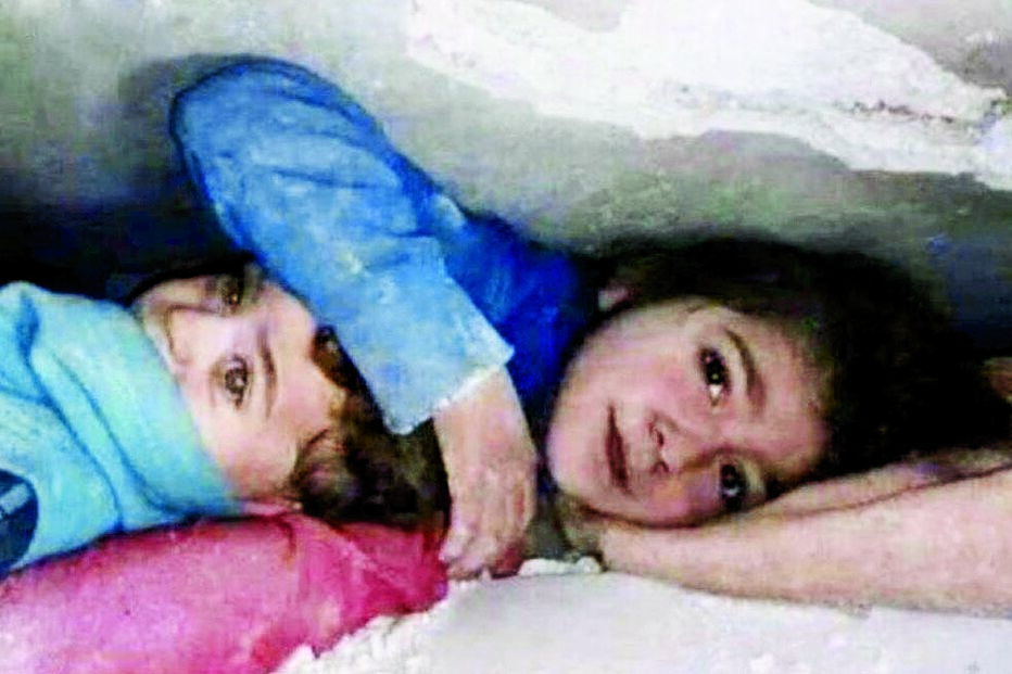 Criança protege irmão mais novo nos escombros