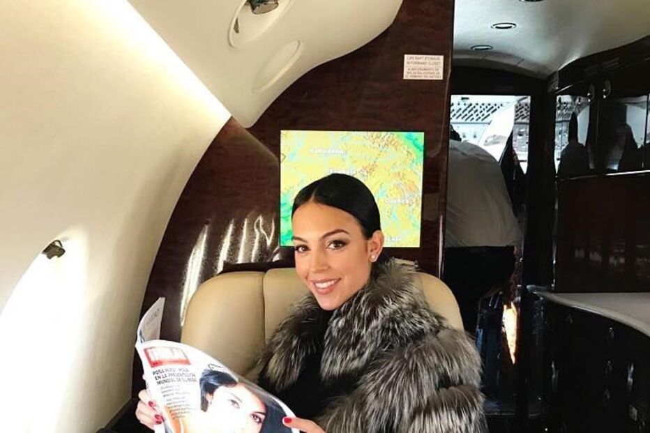 Georgina com um casaco de pele de raposa