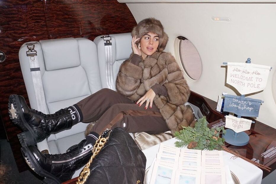 Na viagem à Lapónia, optou por um casaco de peles de felino