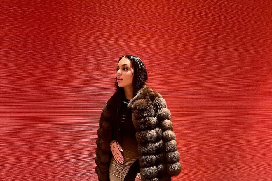 Já na Arábia Saudita, com o mesmo casaco que utilizou na viagem para o país