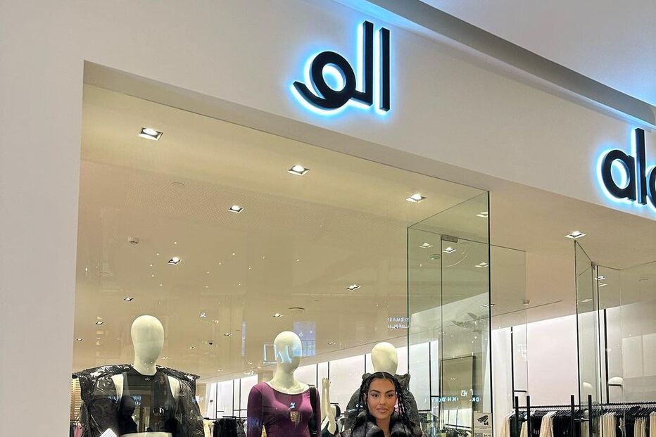 Georgina com o mesmo casaco que utilizou na festa de aniversário de Cristiano Ronaldo 