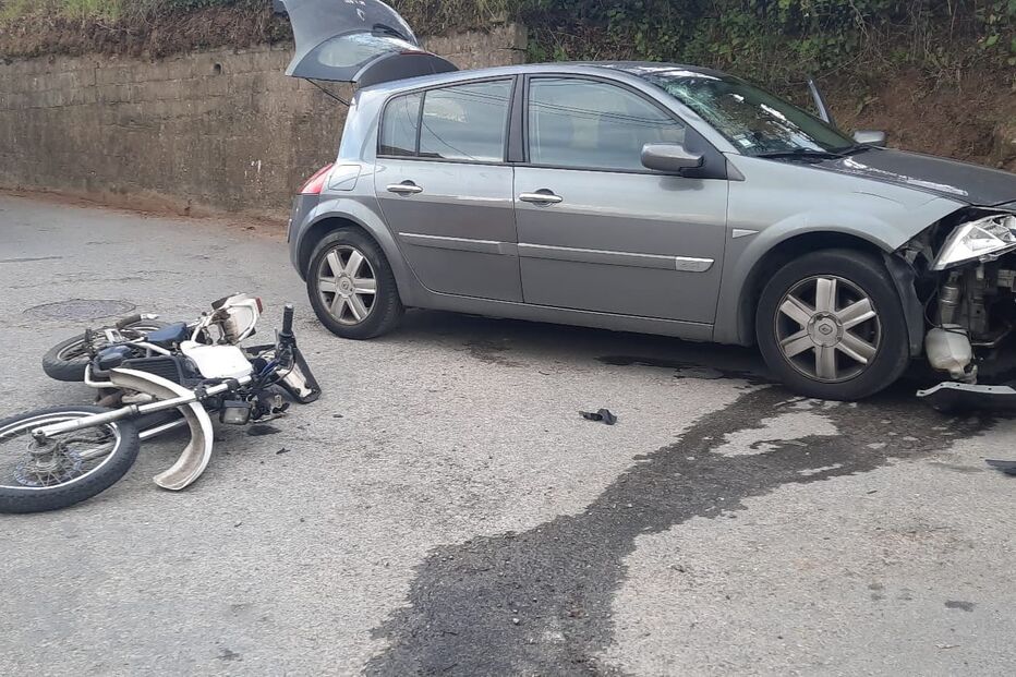 COlisão entre uma mota e um carro em Oliveira de Azeméis