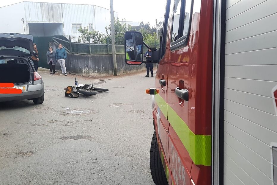 COlisão entre uma mota e um carro em Oliveira de Azeméis