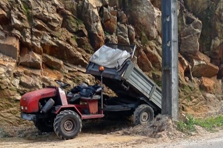 Idoso gravemente ferido após se despitar num trator