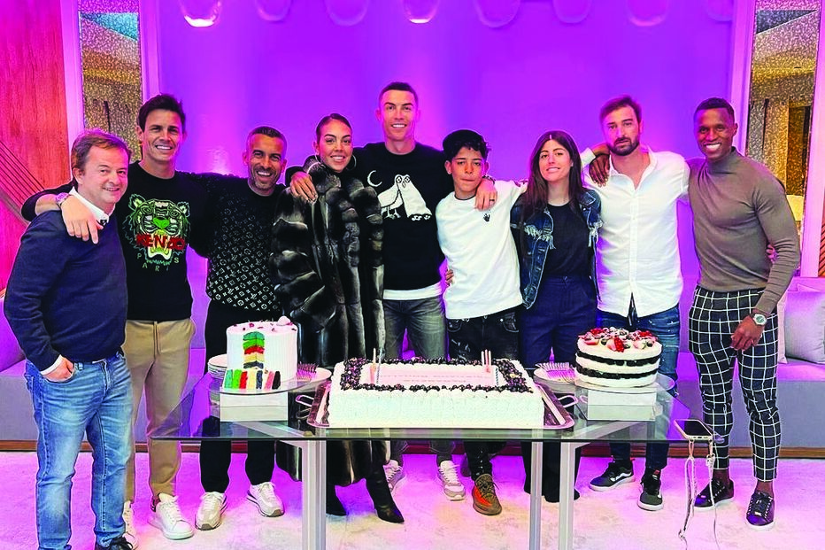 A 5 de fevereiro, apesar dos 20 graus  que se fazem sentir na Arábia Saudita, Georgina utilizou  um casaco luxuoso  de pele verdadeira, como mostra a fotografia 