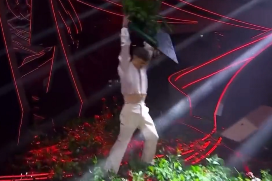 Concorrente de festival da Canção de Itália destroi palco durante performance