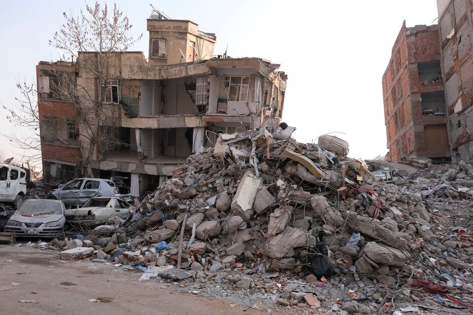 Rasto de destruição após sismos na Turquia 