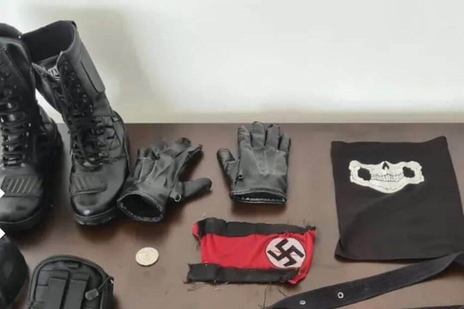 Jovem de 17 anos com cruz suástica no braço atira engenhos explosivos para interior de escola no Brasil