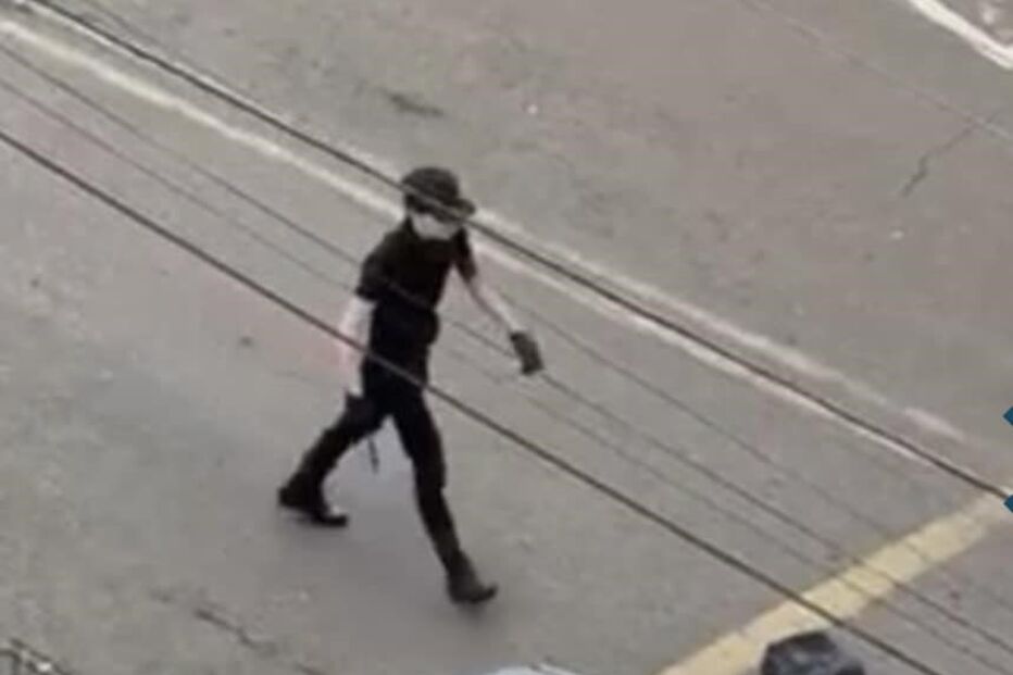 Jovem de 17 anos com cruz suástica no braço atira engenhos explosivos para interior de escola no Brasil