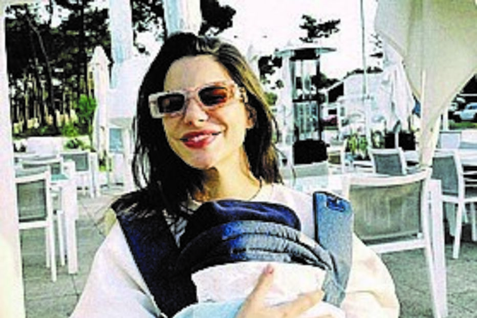 Esta é a primeira imagem da namorada de David Carreira com o filho