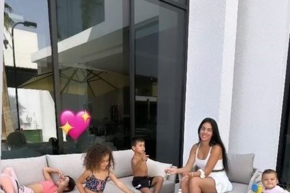 Gio tem aproveitado o espaço exterior da nova casa para fazer piqueniques com os filhos