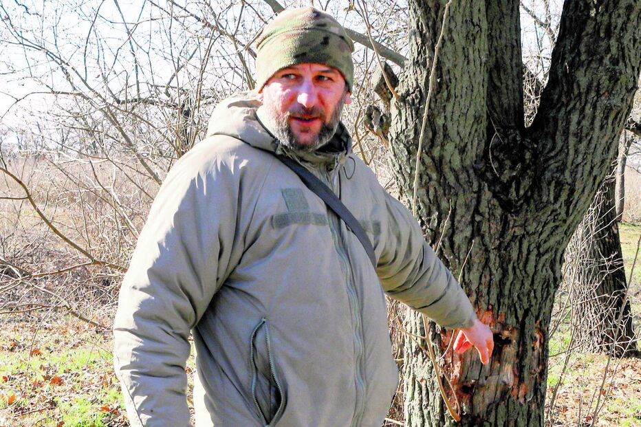 Maxim Bervinov no bosque onde os colegas foram massacrados