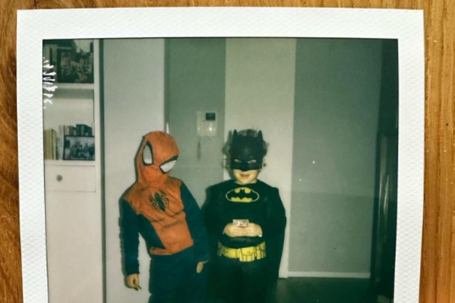 Tomás e Luís, os filhos gémeos de Inês Herédia, mascarados de Homem Aranha e Batman