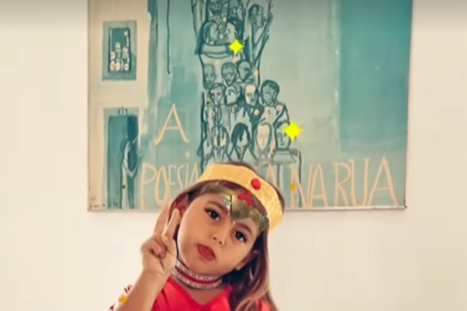 Carolina, a terceira filha de Carolina Patrocínio, optou pelo disfarce de Mulher Maravilha